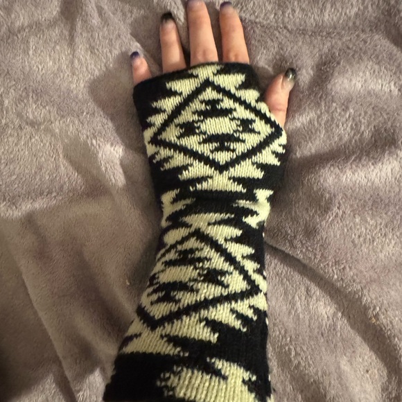 Lucky Brand Accessories - Lucky Brand Black and Cream Knit Fingerless Gloves
